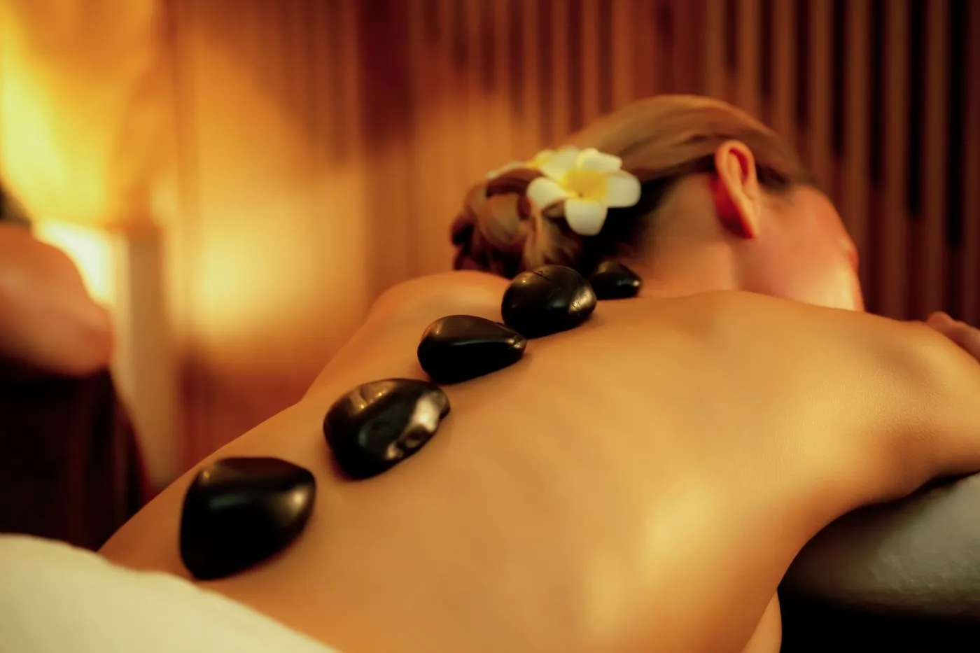 Hot-Stone-Massage in Frankfurt mit warmen Steinen